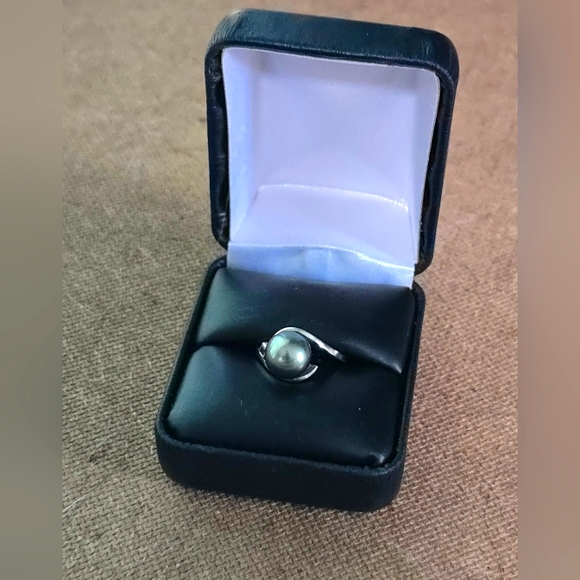 Tahitian Green Pearl with a Ruby on a White Gold Band - Picture 4 of 9